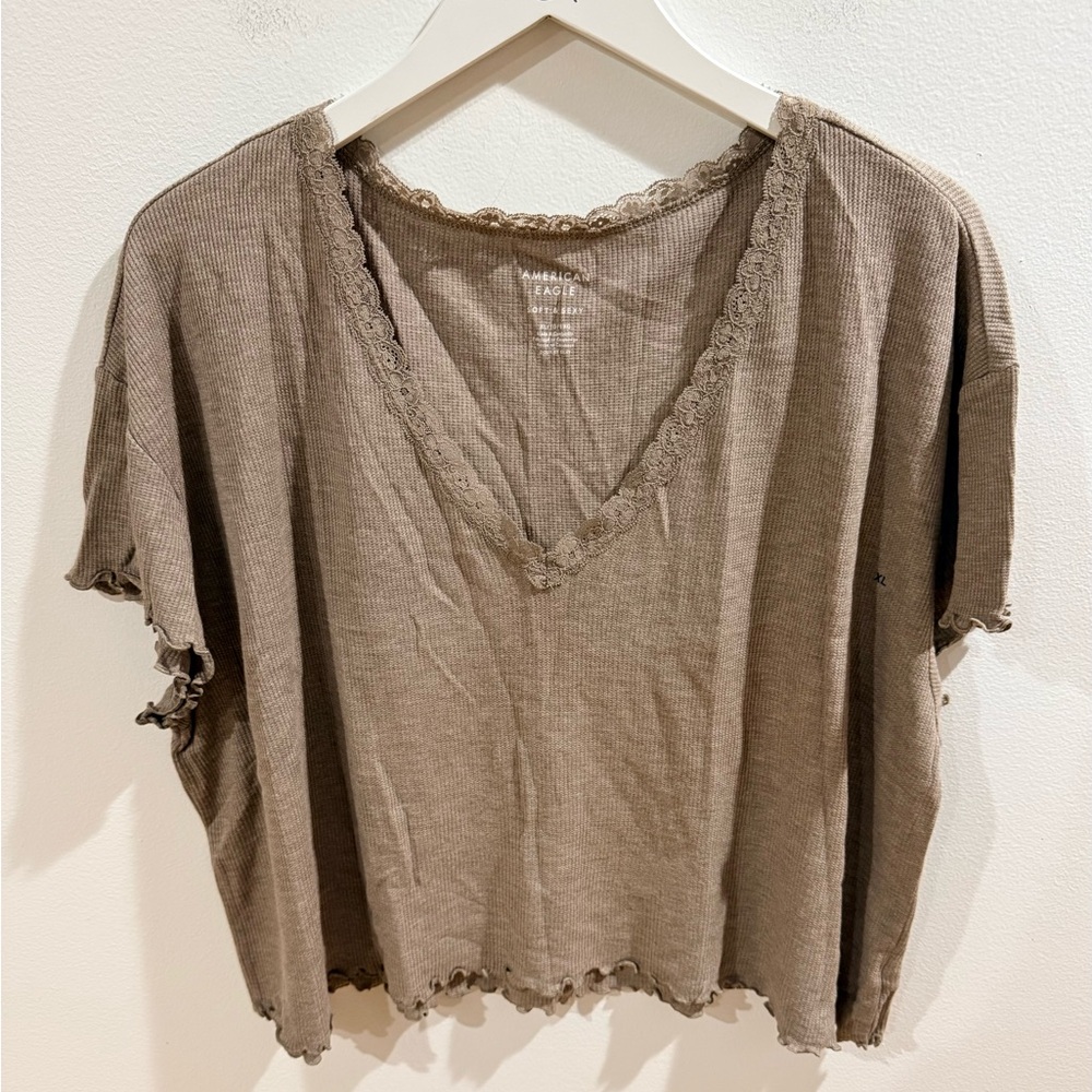 AMERICAN EAGLE NWT V-NECK TOP!